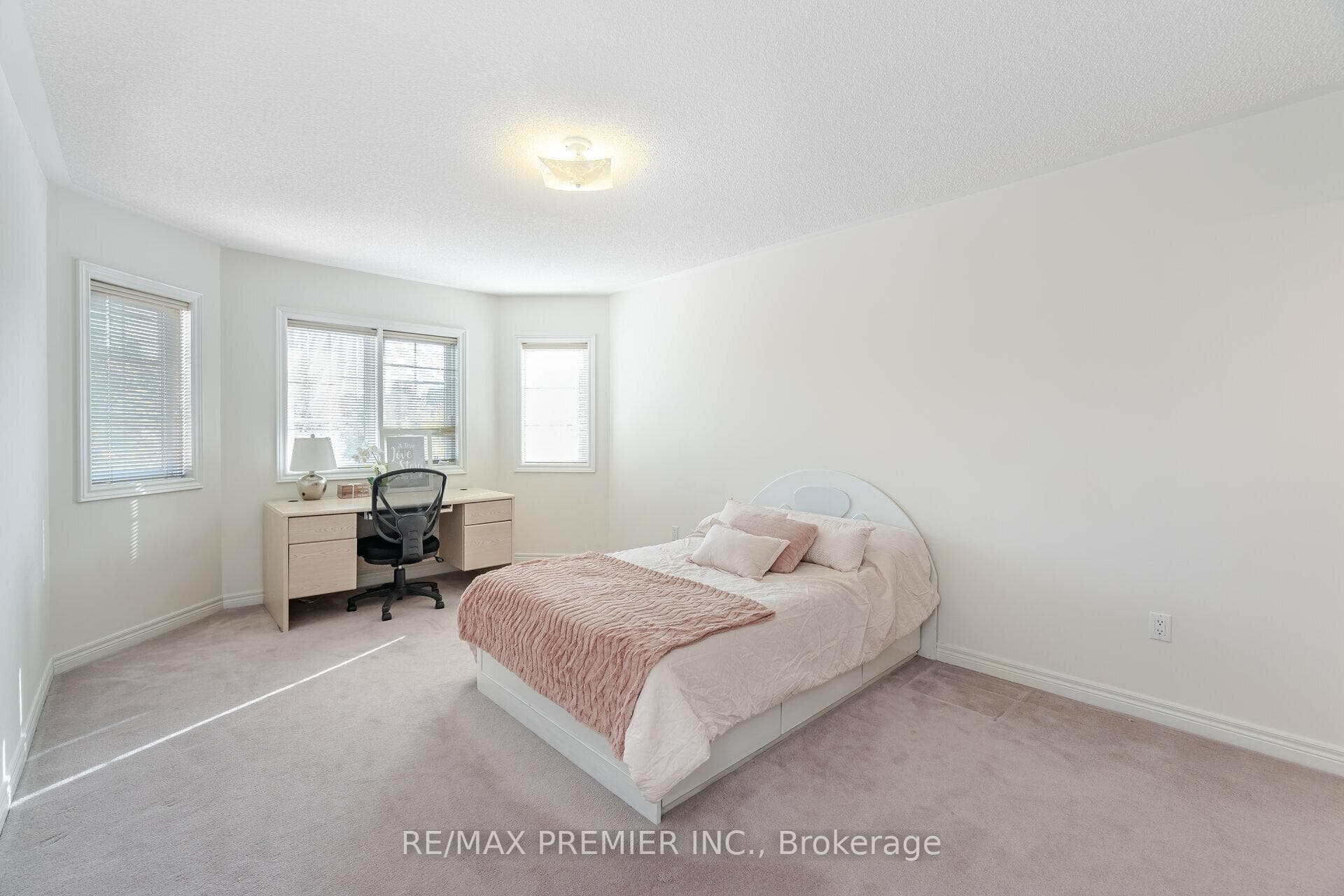 350 Calvert Road photo 25