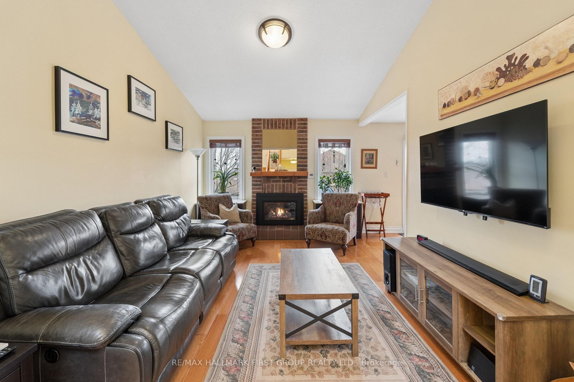 1592 Heathside Crescent photo 6