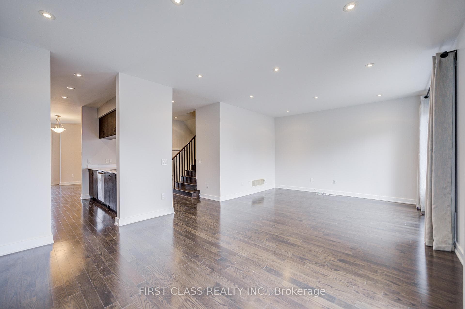 52 Helliwell Crescent photo 8