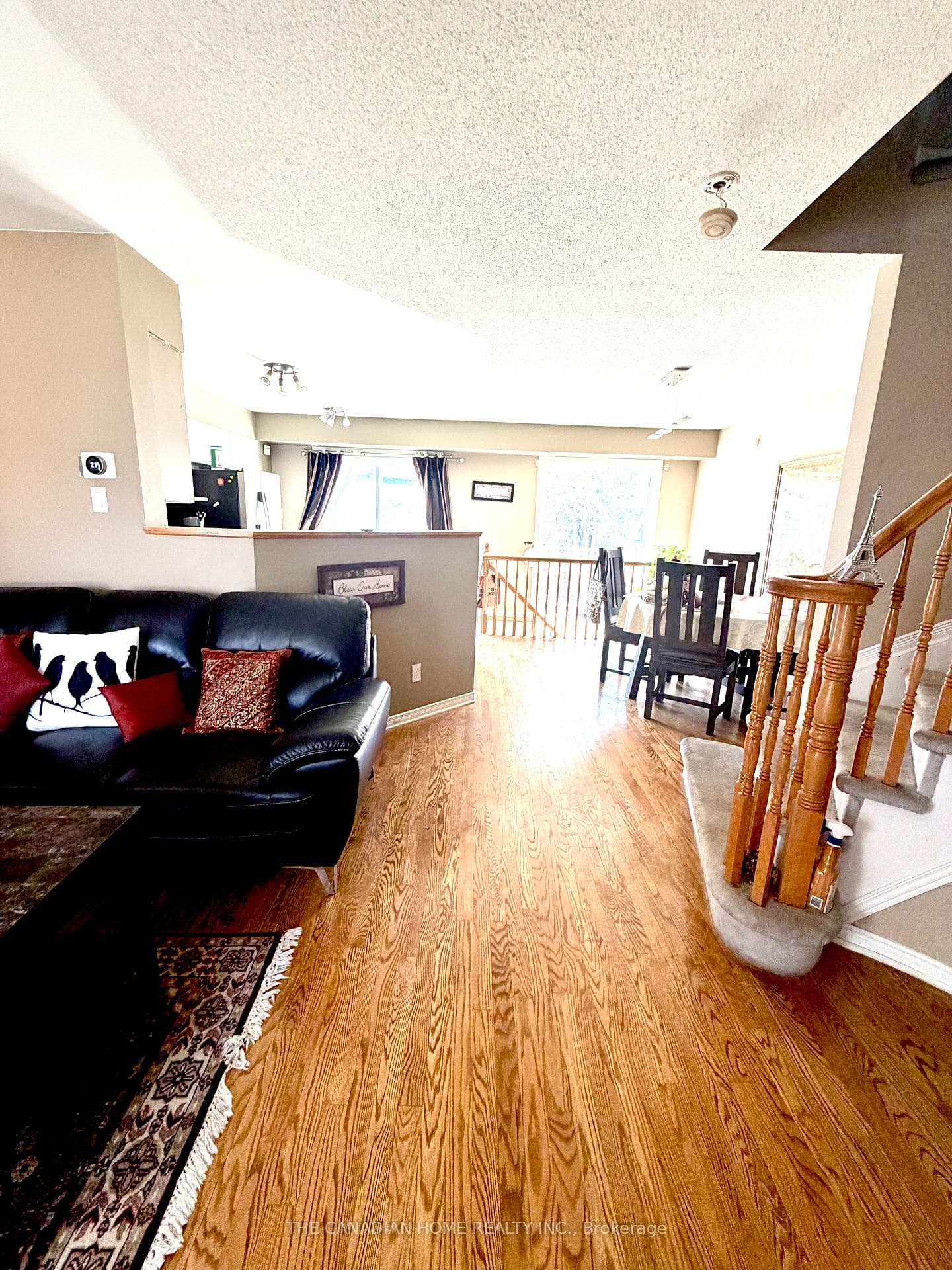 1435 Lynx Crescent photo 2