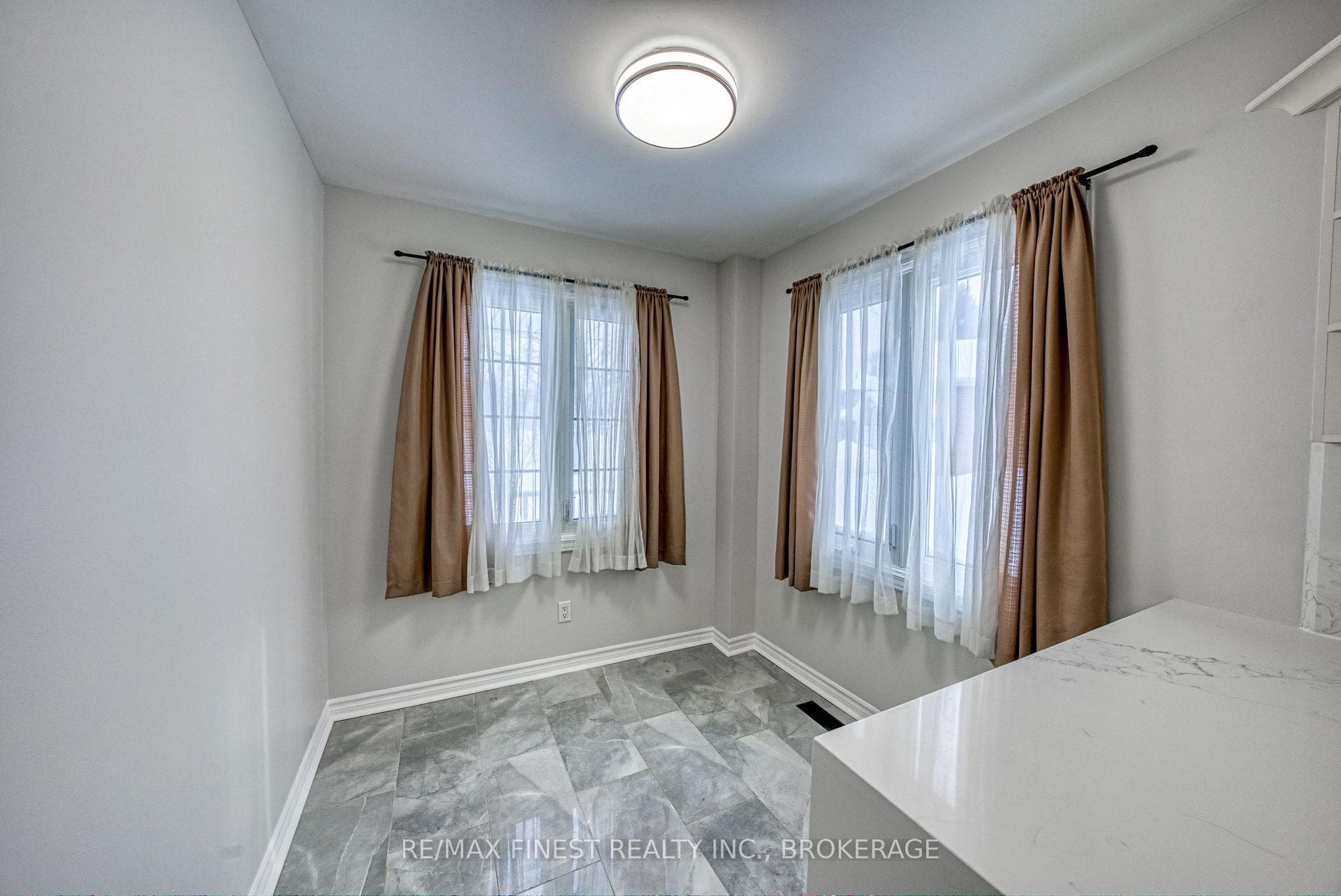 691 Muirfield Crescent photo 7