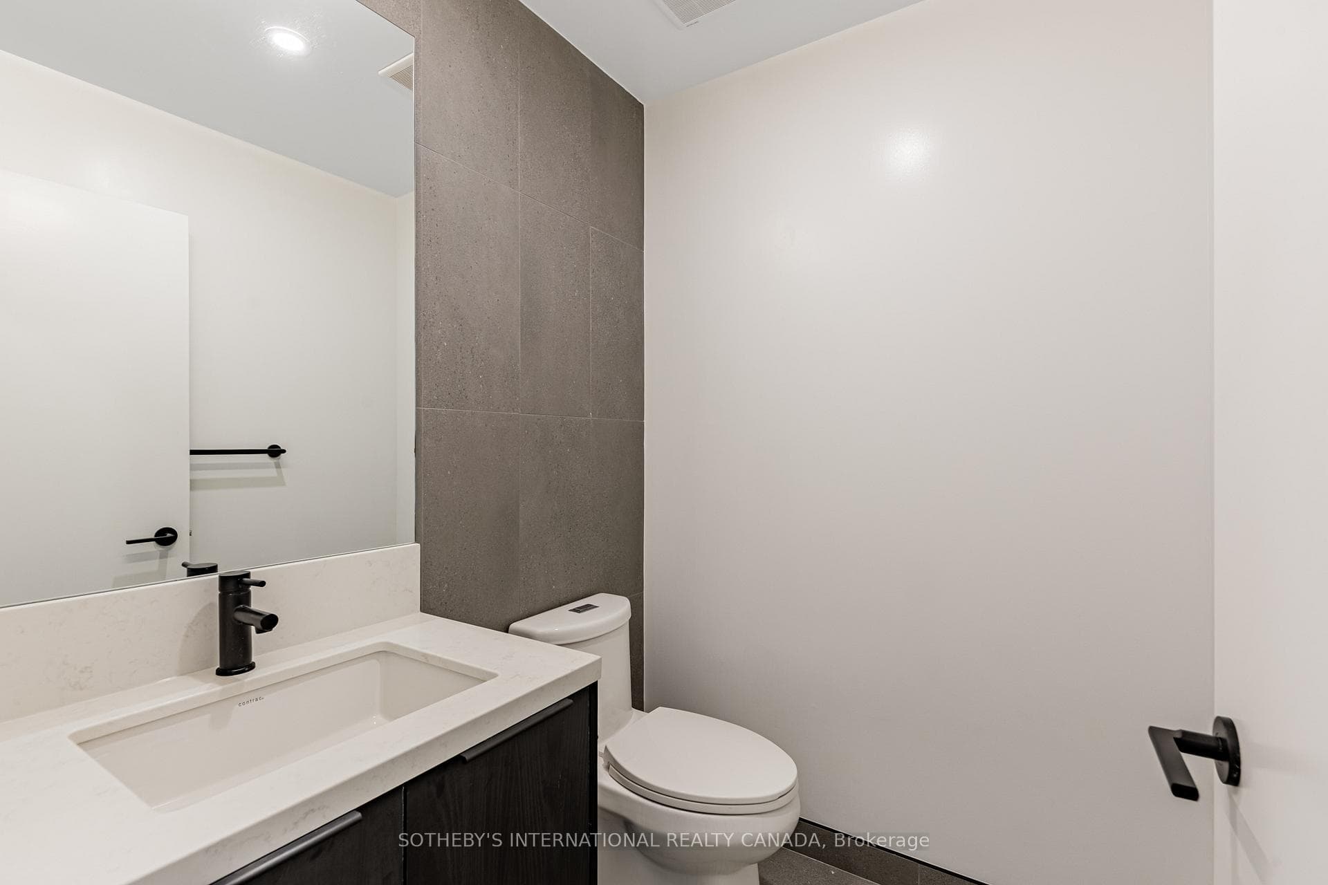 31 York Garden Way Unit 104 photo 17
