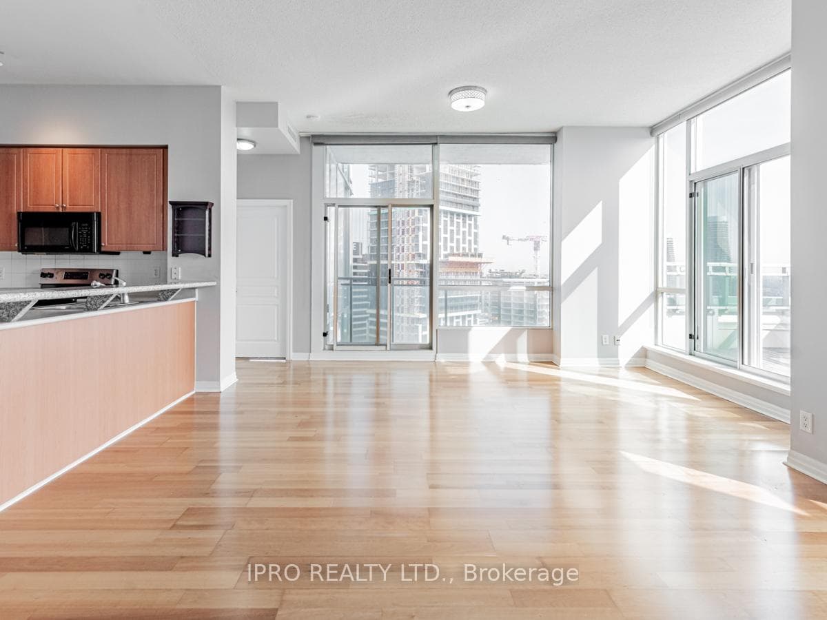220 Burnhamthorpe Road Unit 3202 photo 6