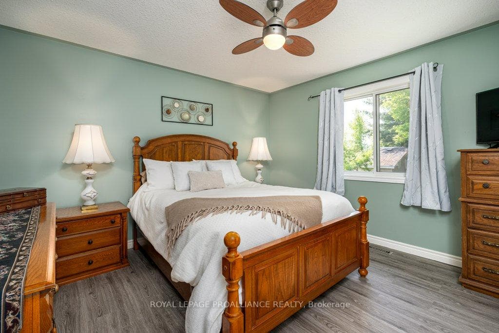 Primary bedroom with walk-in closet +full ensuite