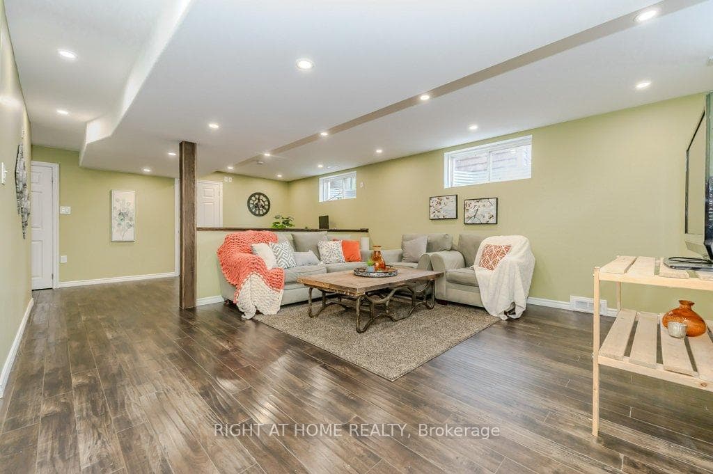 210 Dundas Street photo 31