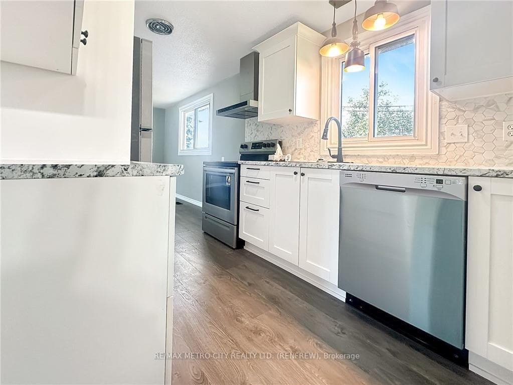 208 BARNET Boulevard photo 6