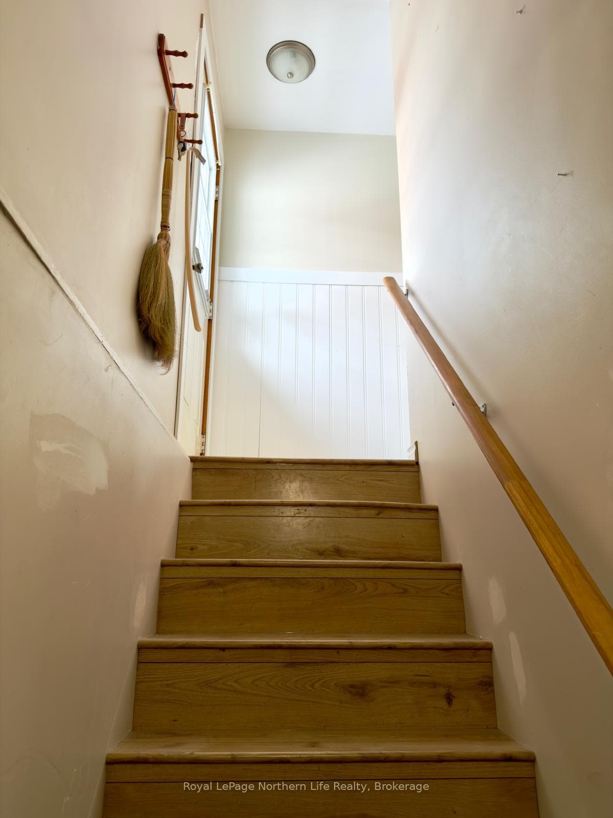 667 Montrose Avenue photo 26