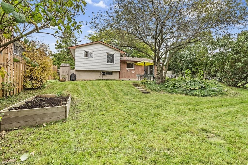 893 EVERITT Avenue photo 27