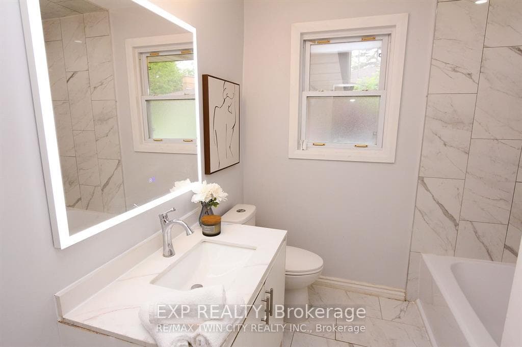 284 Cedar Crescent photo 17