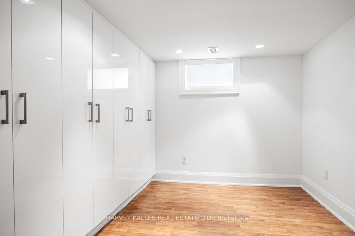 562 Bedford Park Avenue photo 33