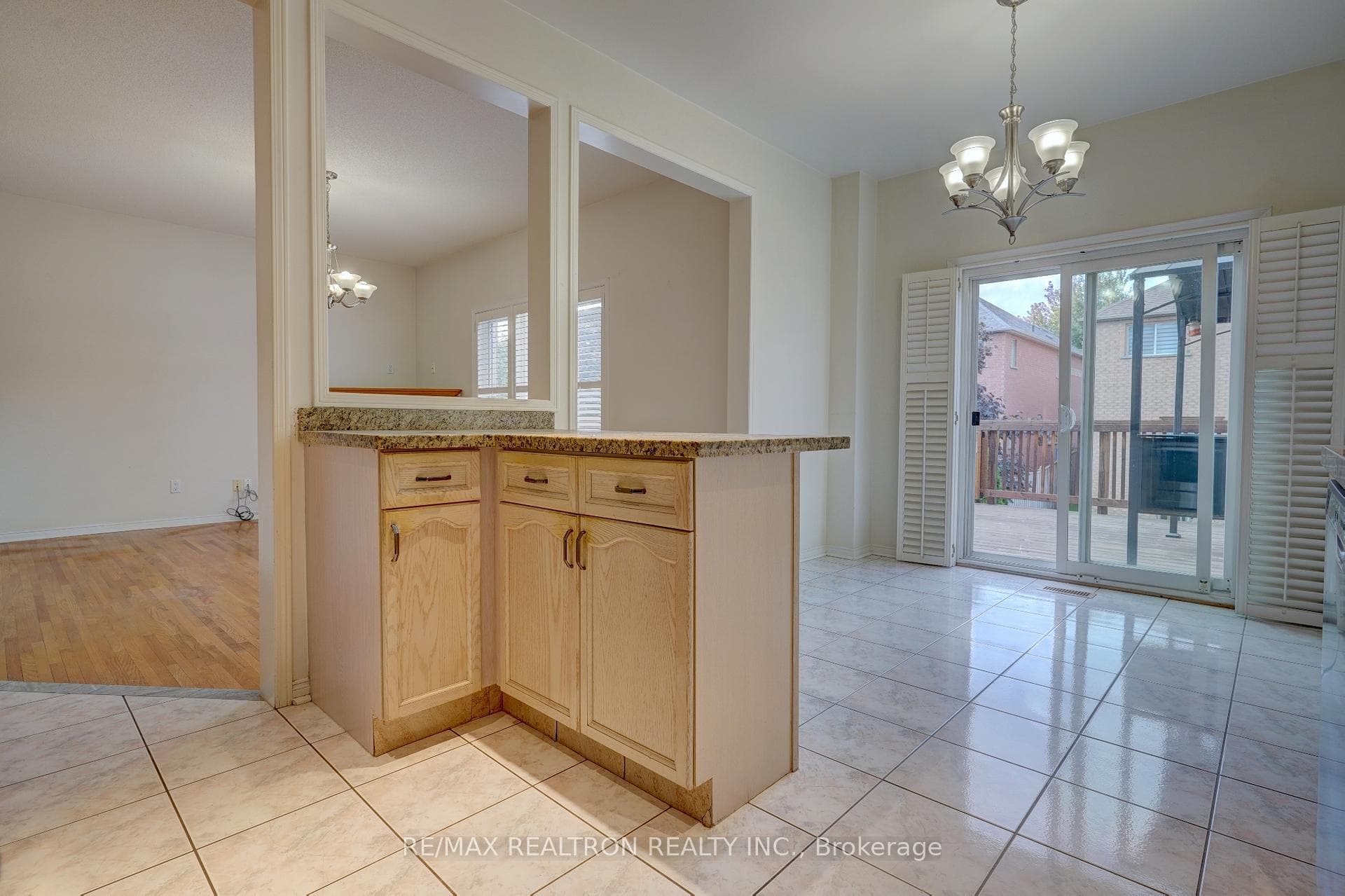 1448 Sandhurst Crescent photo 16