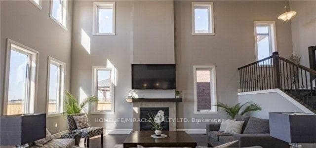 1119 Vincent Crescent photo 5