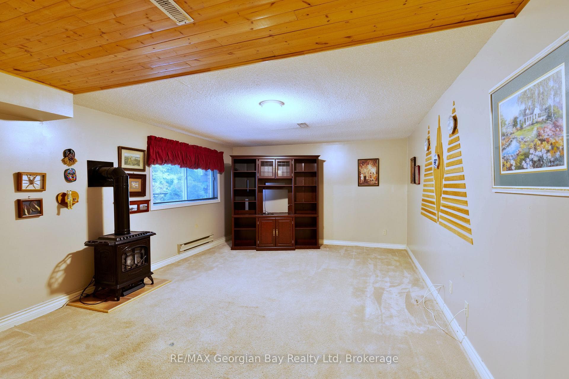 1057 Dina Crescent photo 23