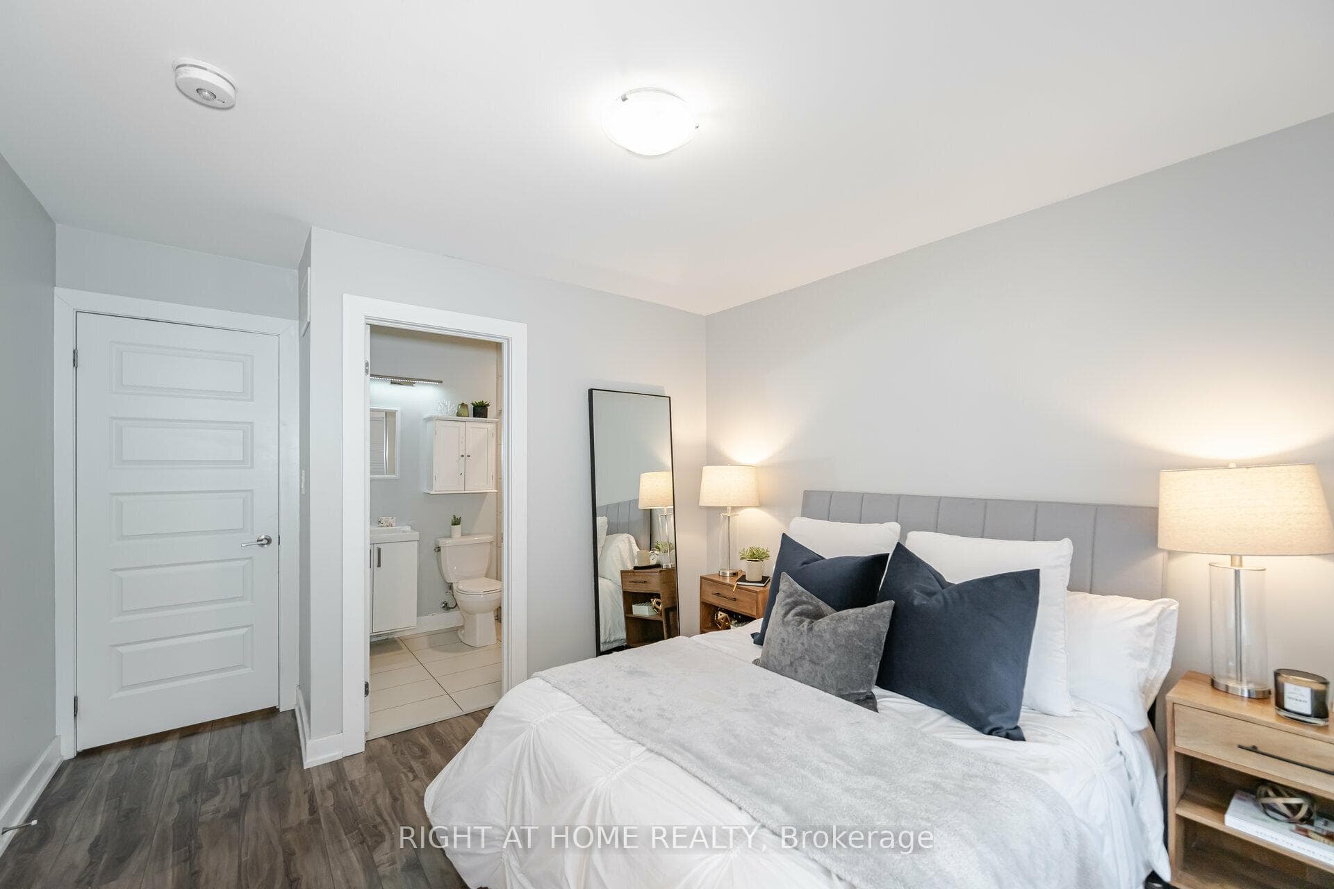 540 Essa Road Unit 26 photo 17