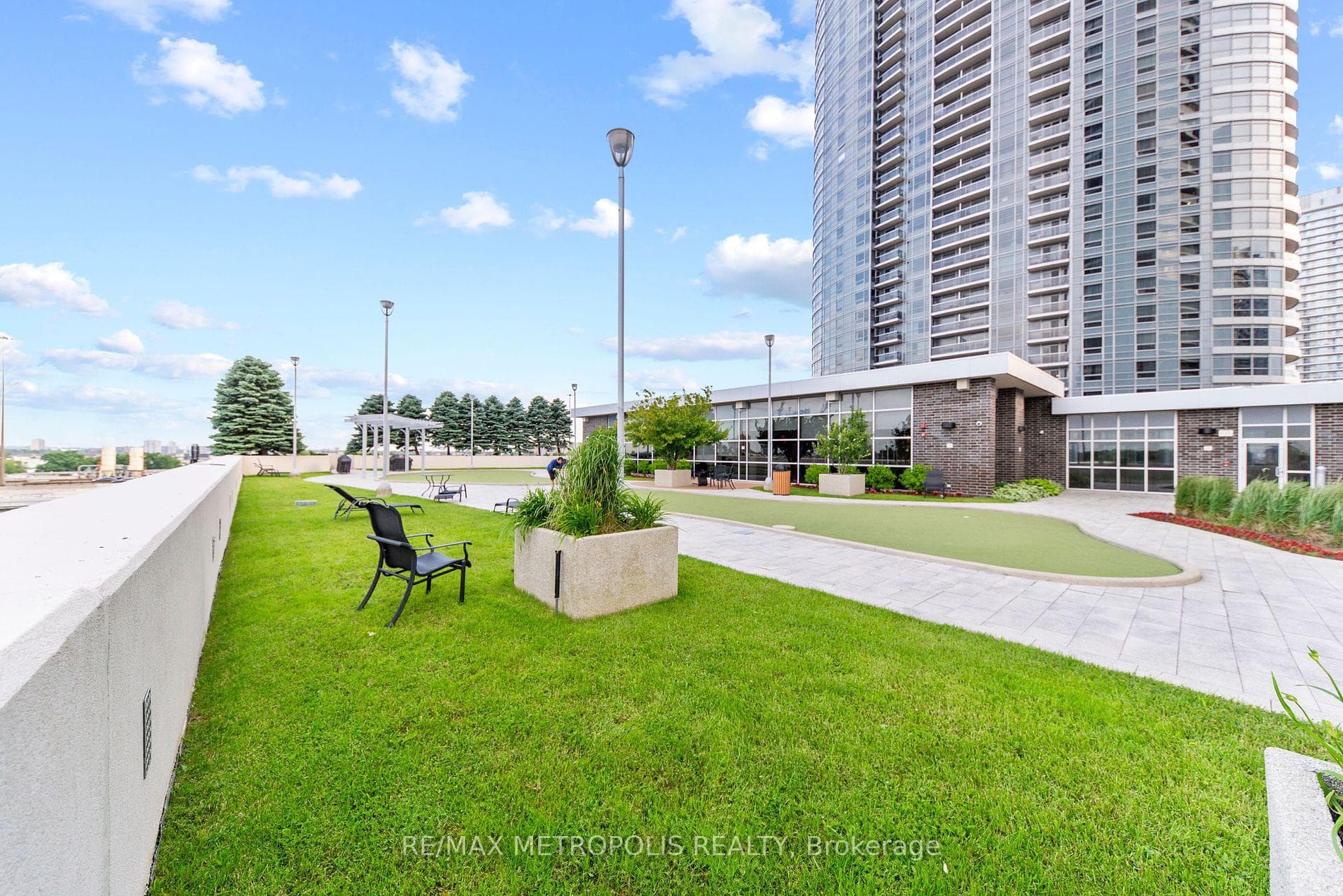 135 Village Green Square Unit 816 photo 18