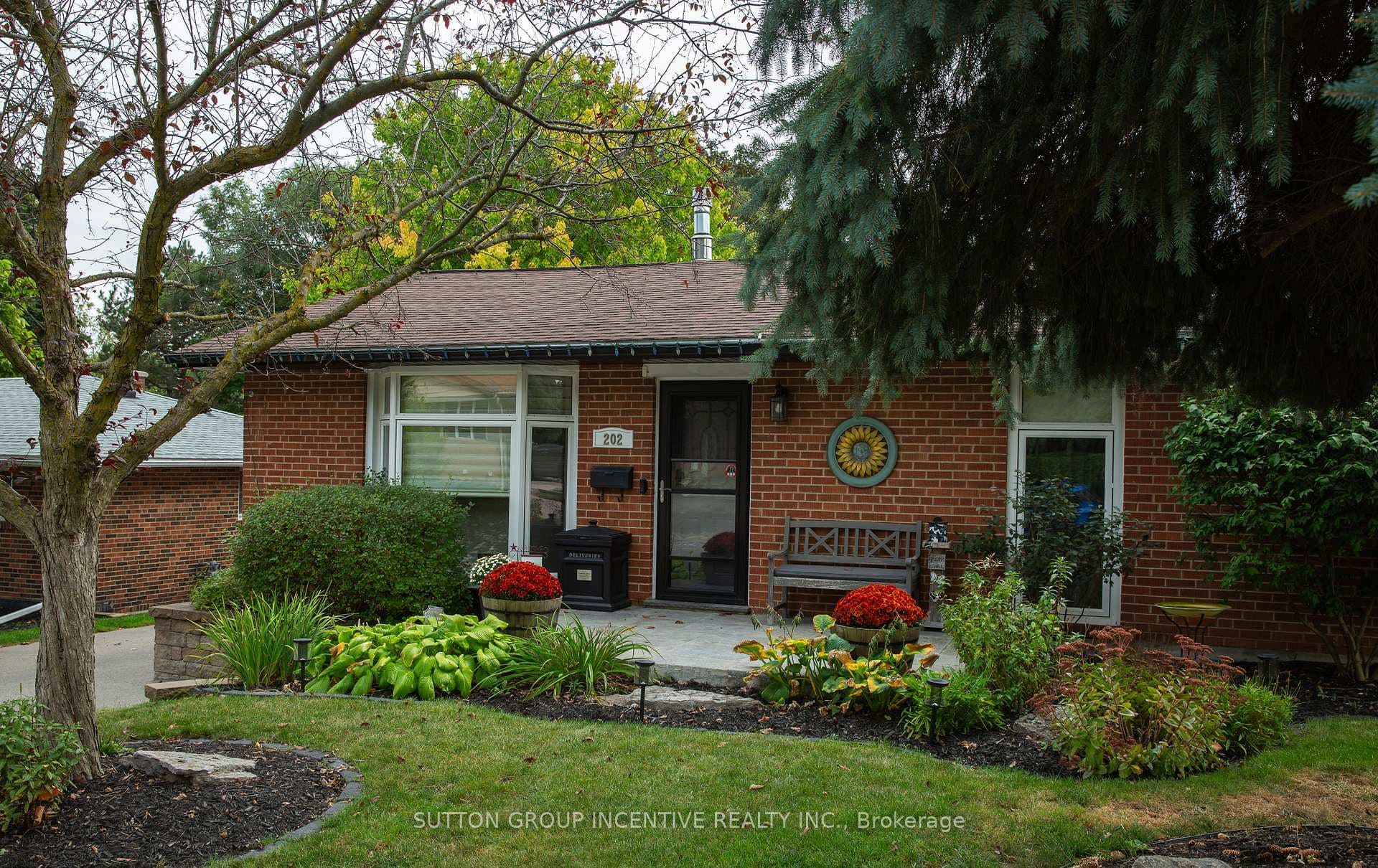 202 Queen Street photo 1