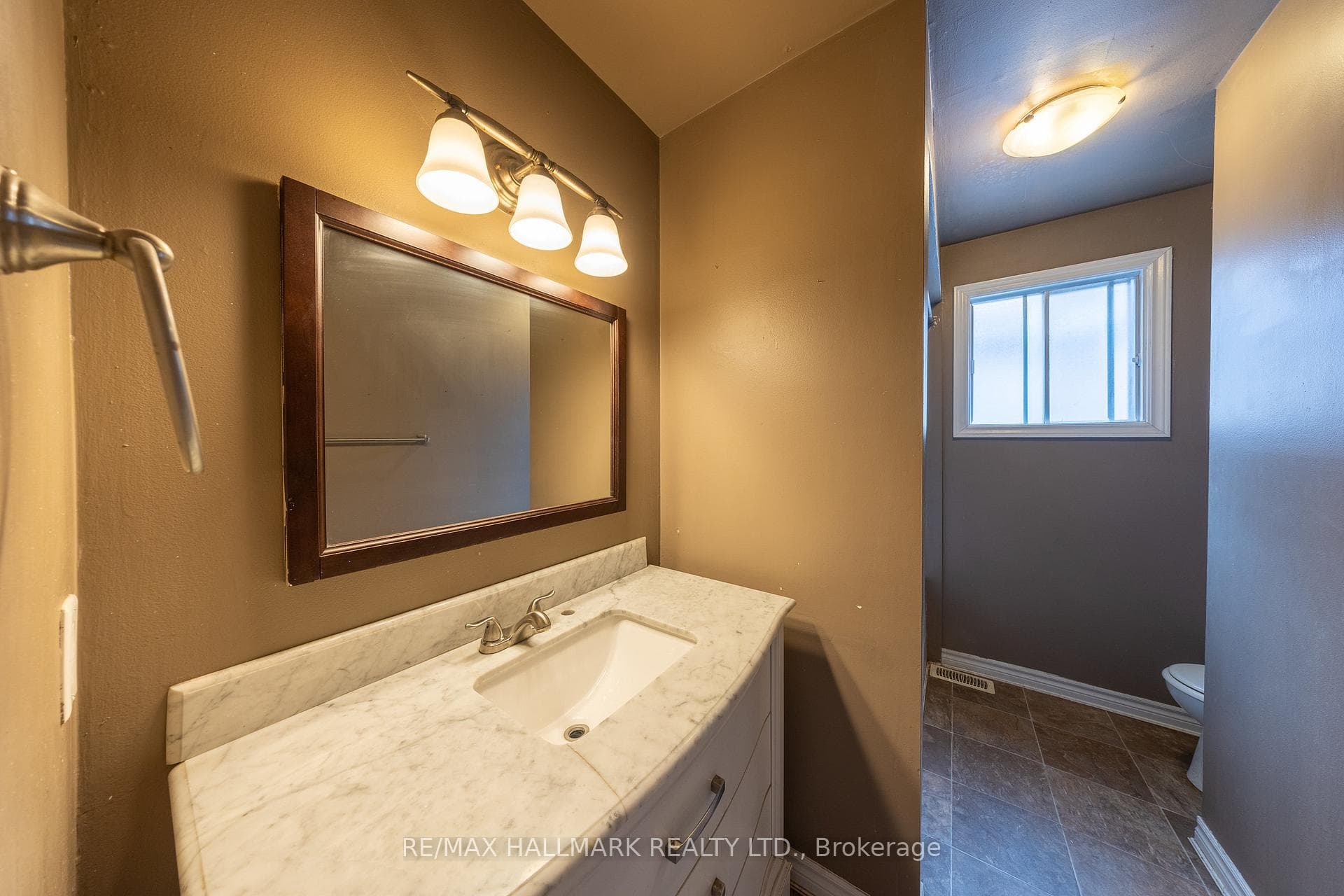 200 Adele Crescent photo 22