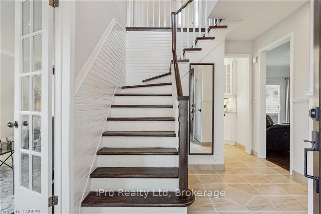 1493 QUEENSBURY Crescent photo 15