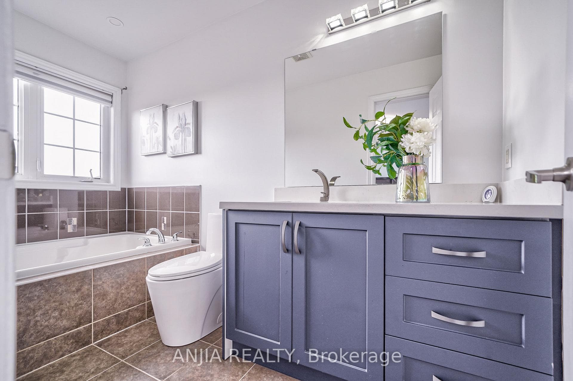 8 Highbury Court photo 30
