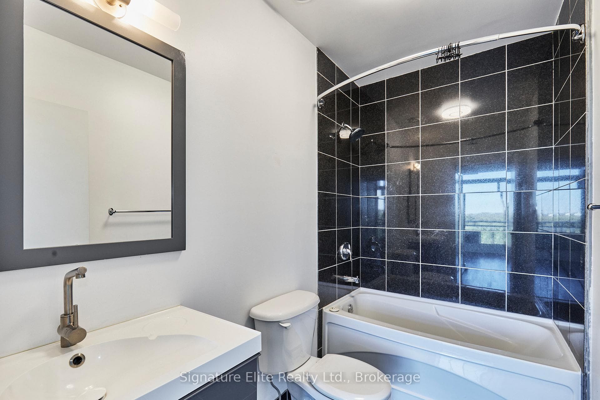 233 Carlaw Avenue Unit 812 photo 18