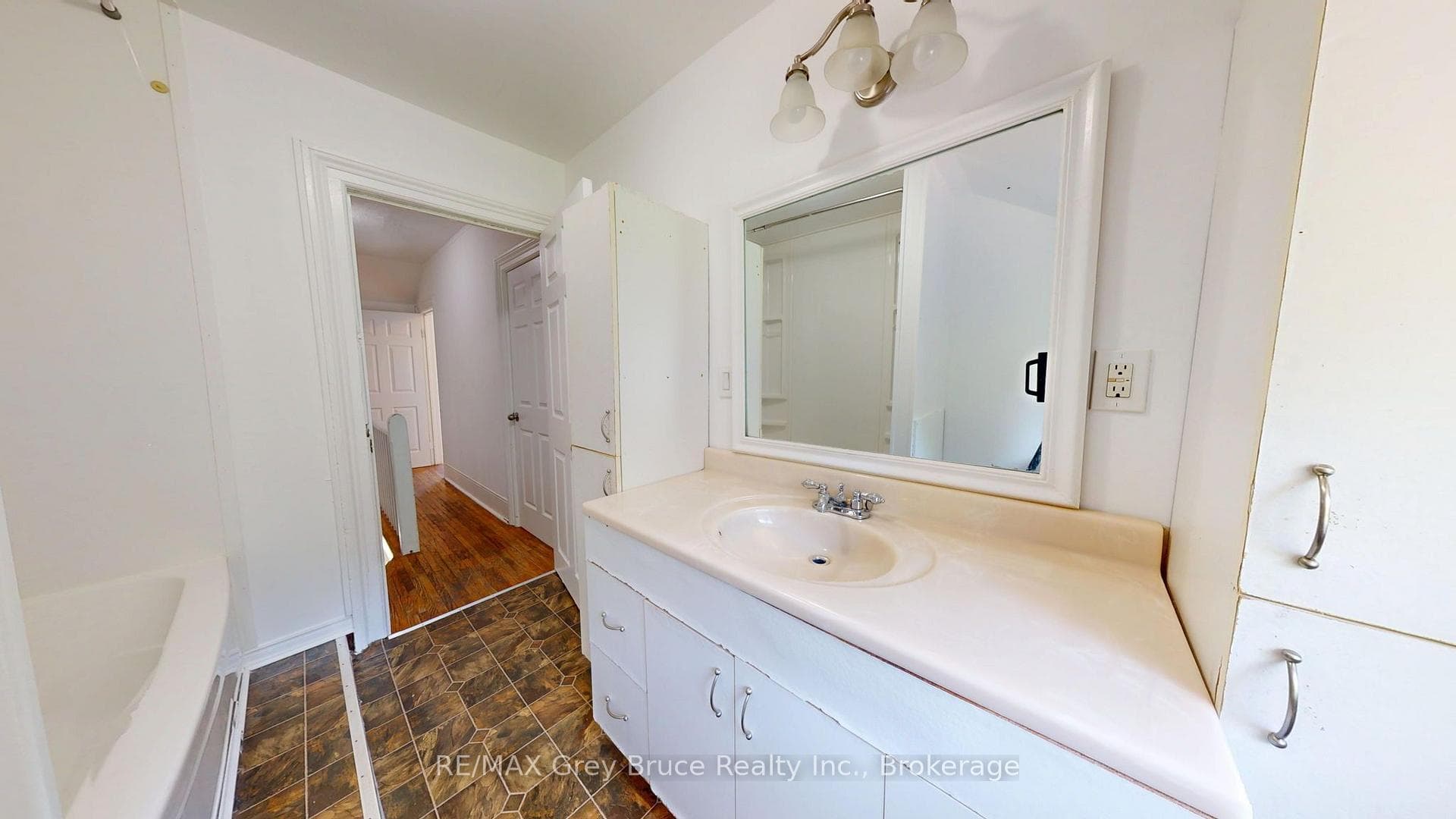 2nd Floor 4 pc Bathroom