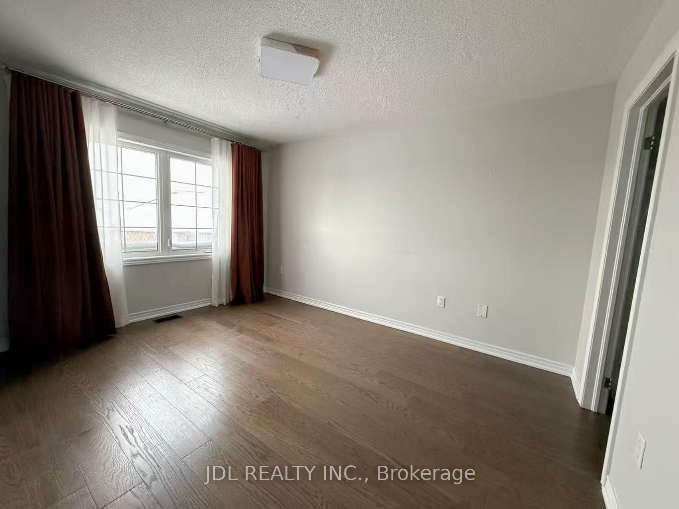 1374 Granrock Crescent photo 7