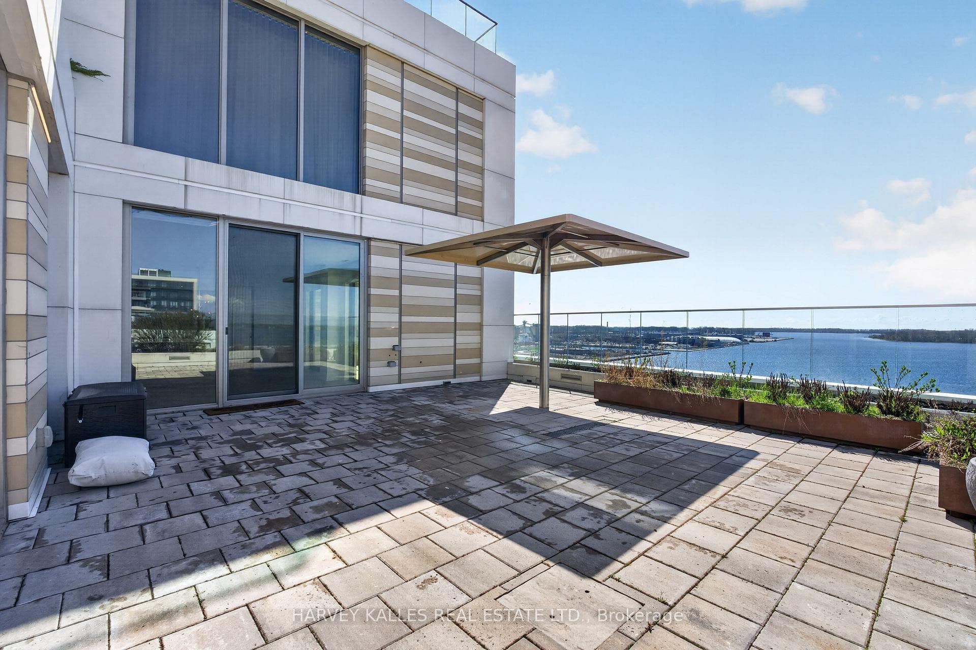 Corner Oversized Terrace