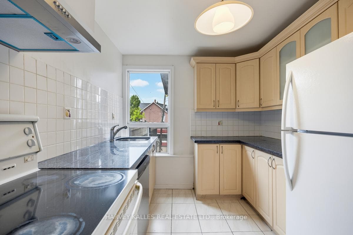916 Bloor Street Unit Upper photo 3