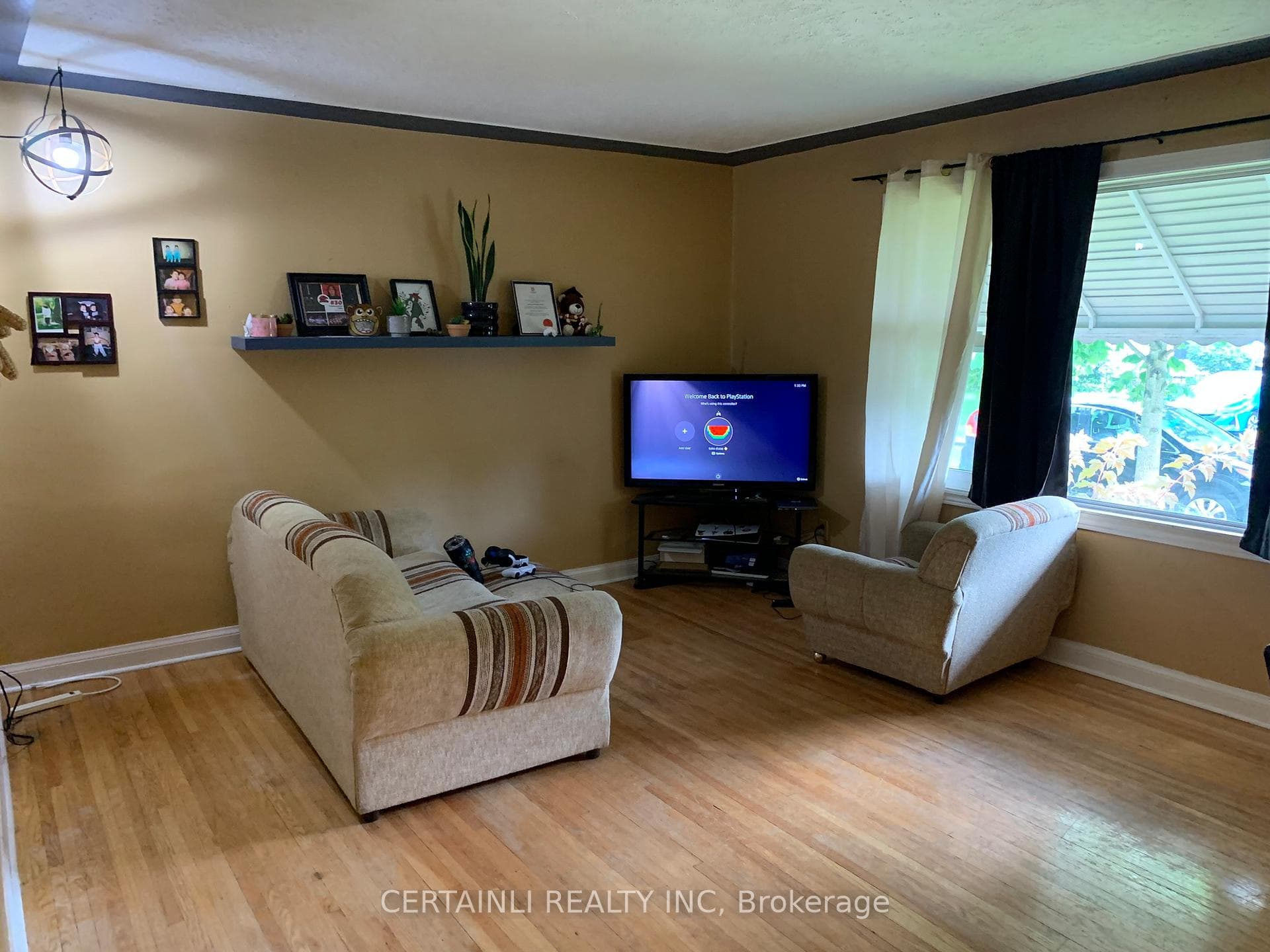 632 Wallace Street photo 2