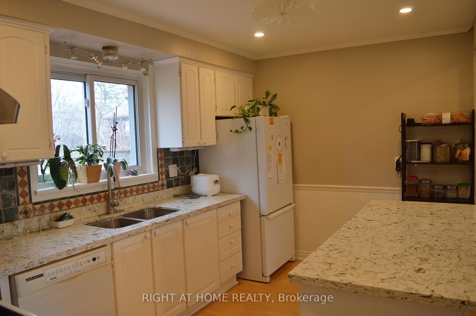 453 East Avenue photo 7
