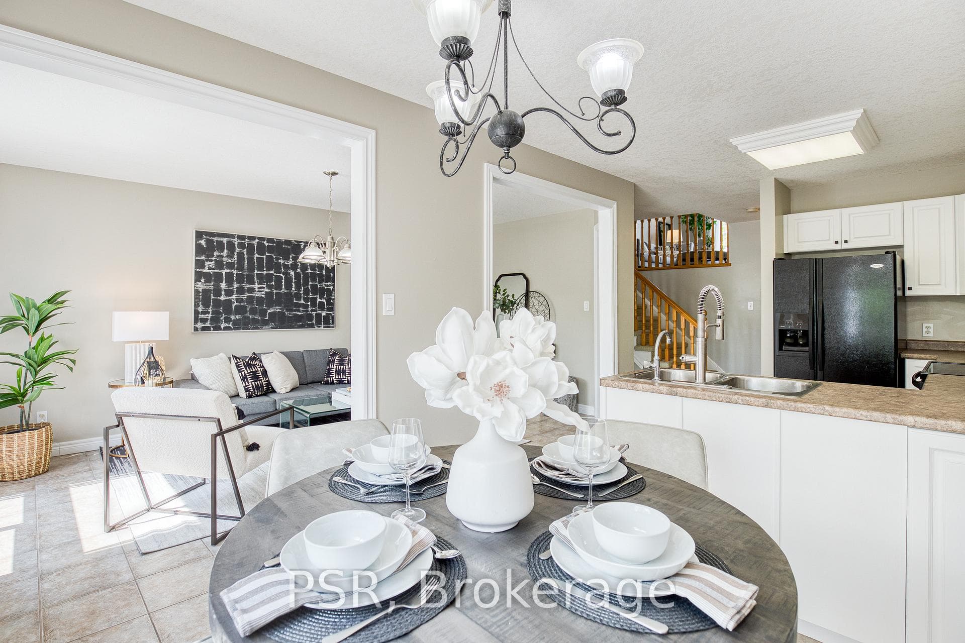 657A Royal Fern Street photo 4