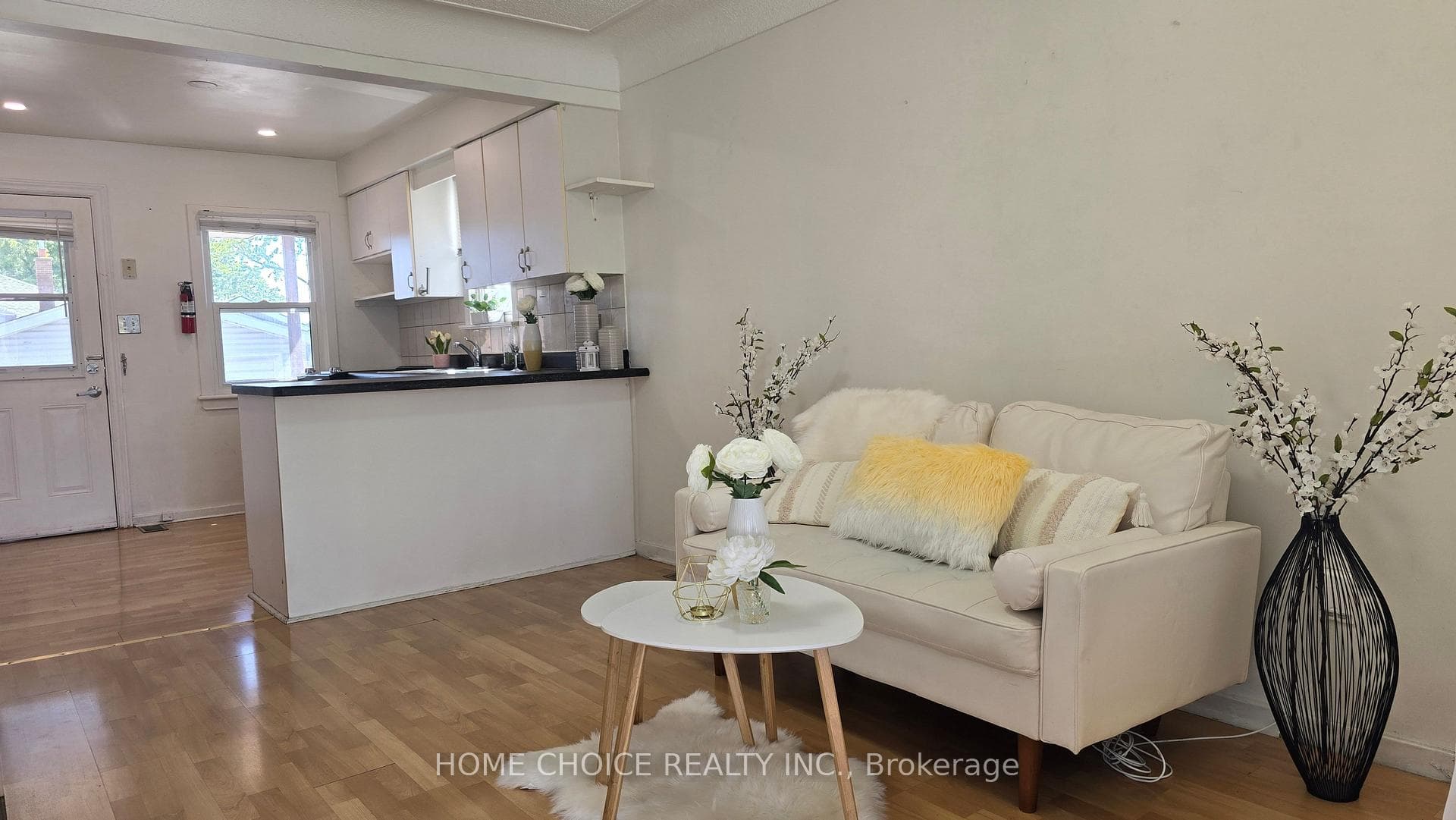 558 Quebec Street photo 1