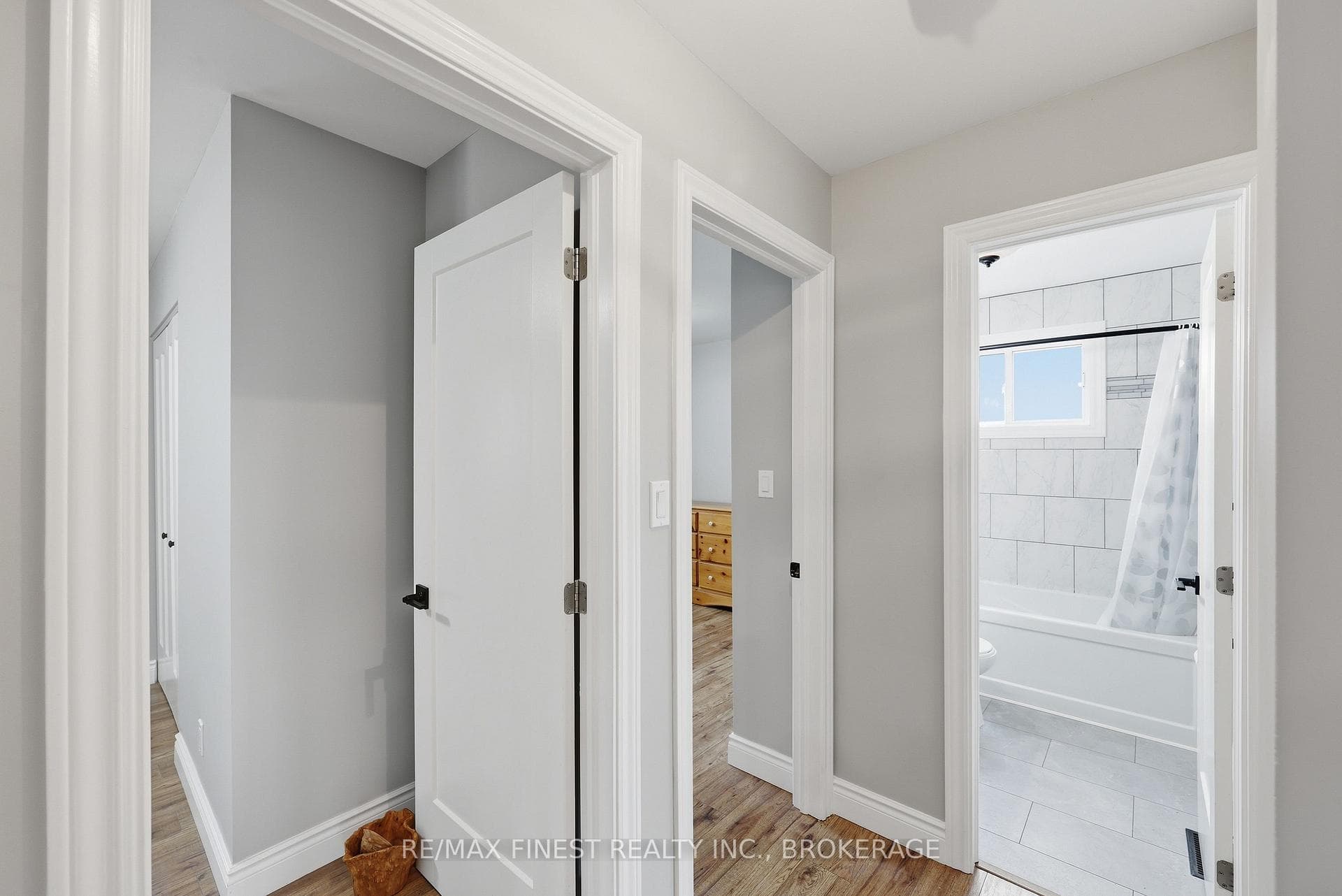 1284 Waverley Crescent photo 18