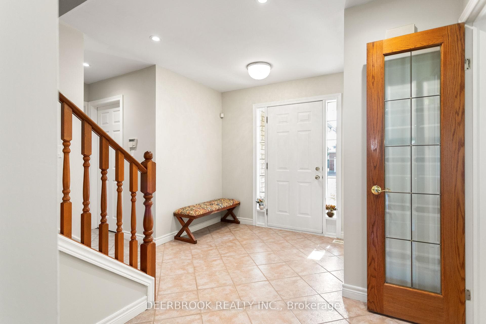 1054 TREVERTON Crescent photo 5