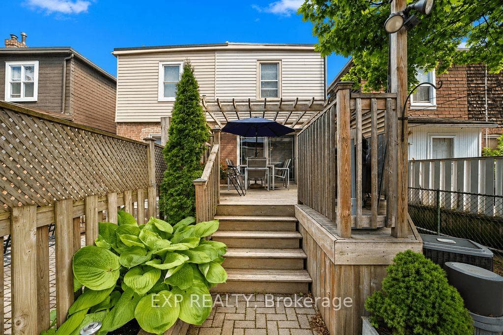 379 Davisville Avenue photo 37