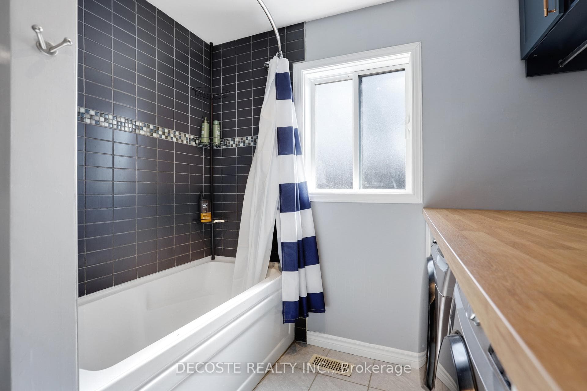 877 Queen Street photo 19