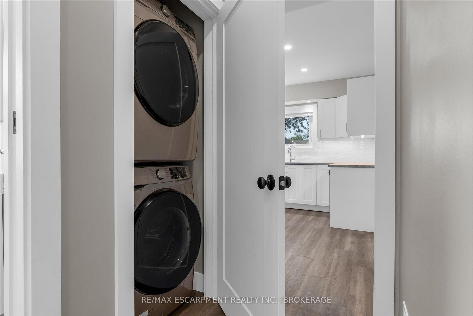 19 Lyons Avenue photo 14