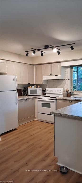 126 LAKESHORE Road Unit 105 photo 2