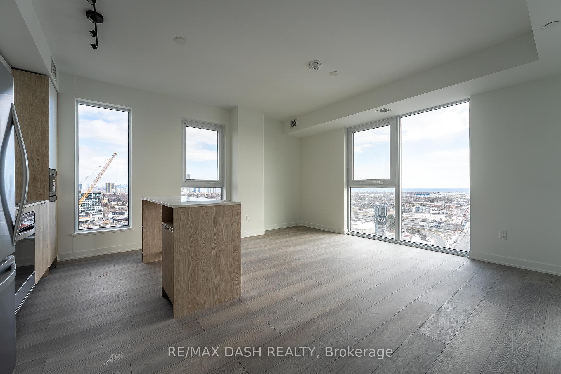 1007 THE QUEENSWAY Avenue Unit 1304 photo 9