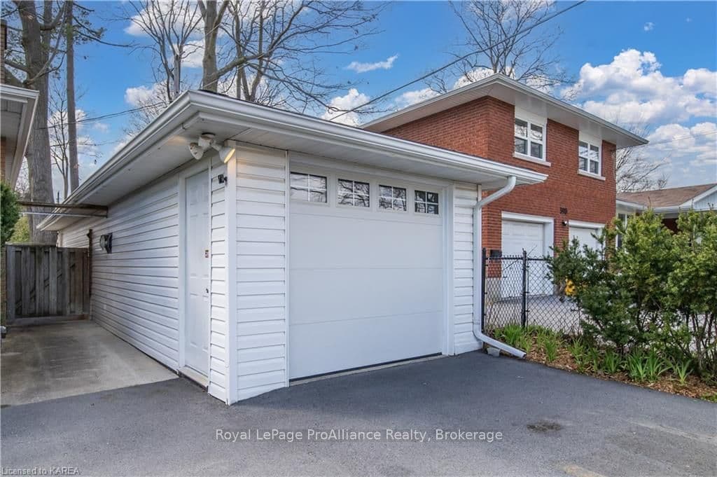 382 MOWAT Avenue photo 33