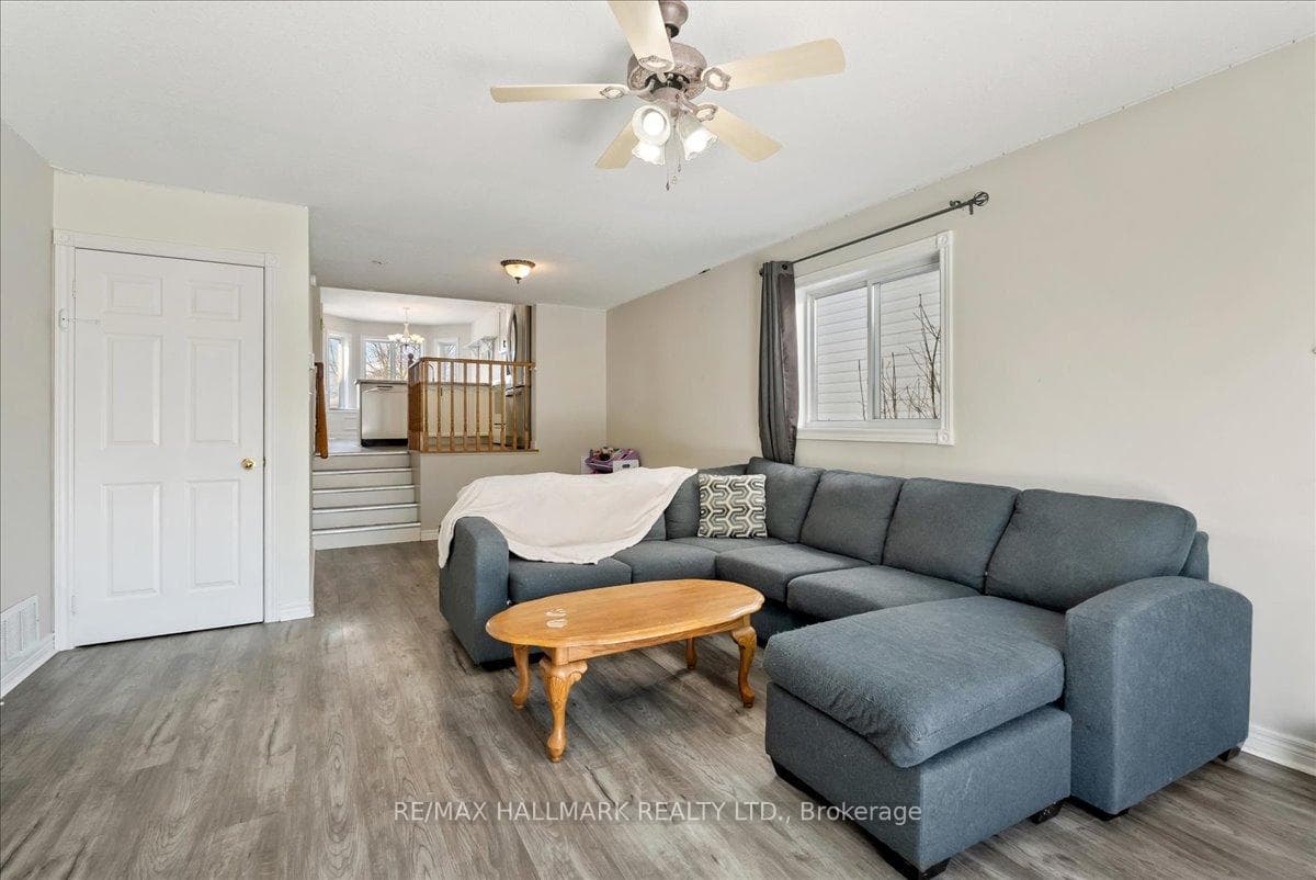 61 Downing Crescent photo 9