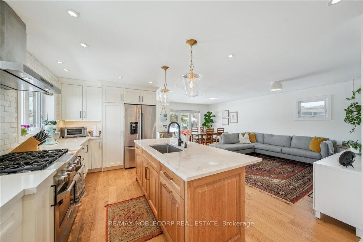 72 Christina Crescent photo 21