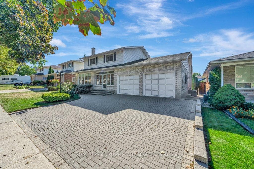 73 Champlain Crescent photo 3