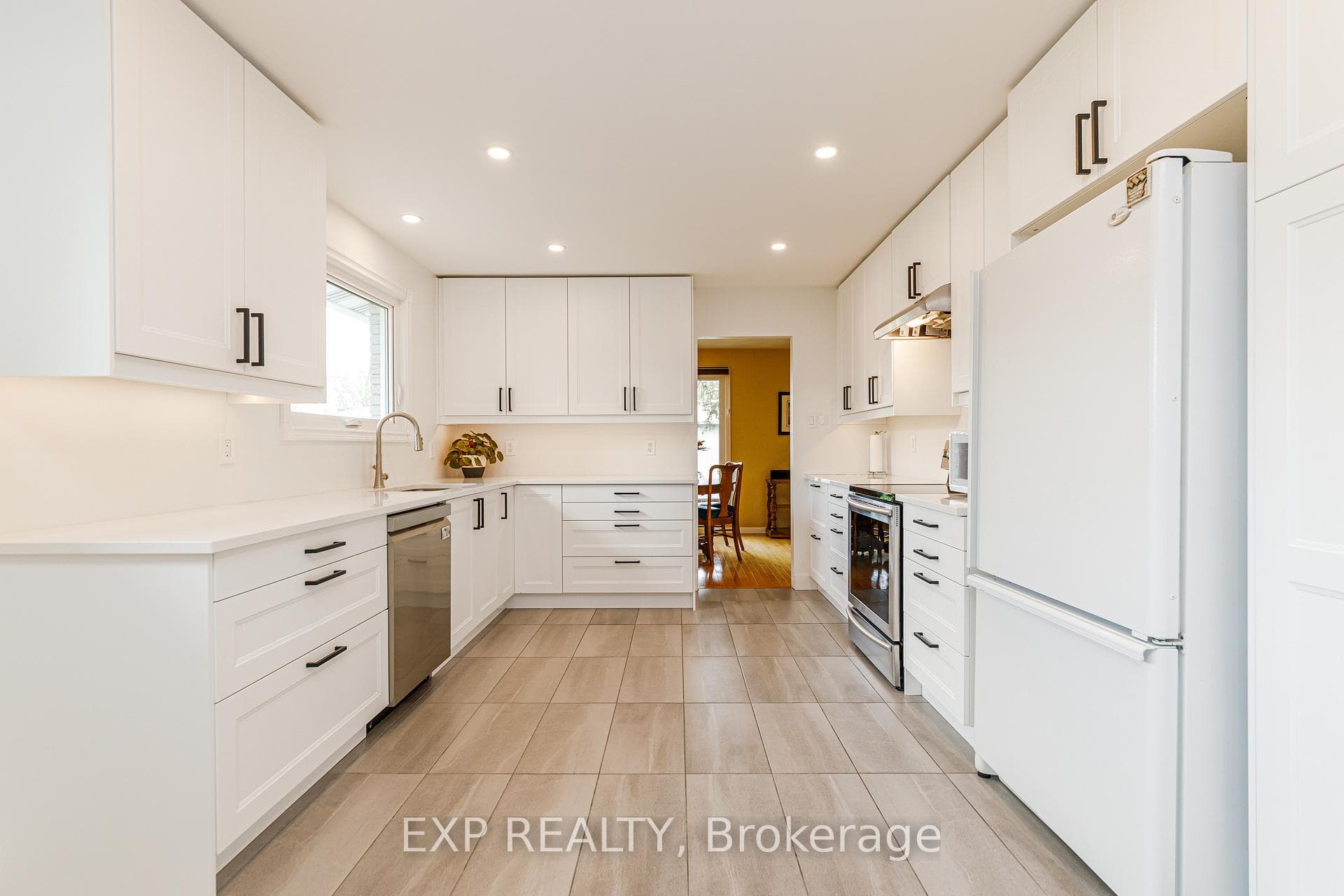 1642 Valmarie Avenue photo 7