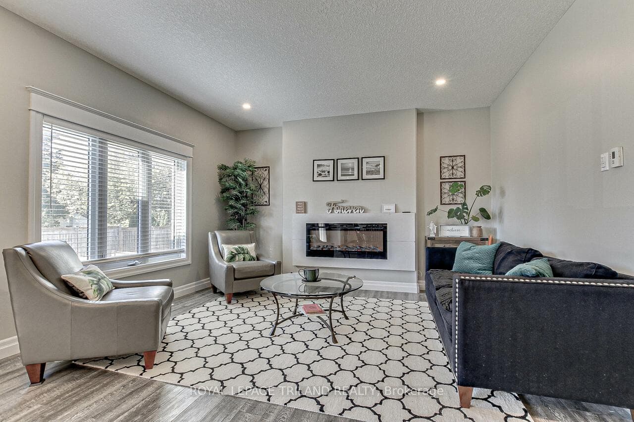 Living room with gas FP