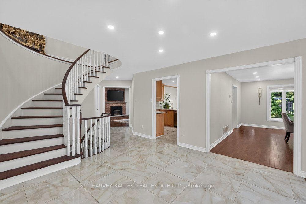898 Stonehaven Avenue photo 4