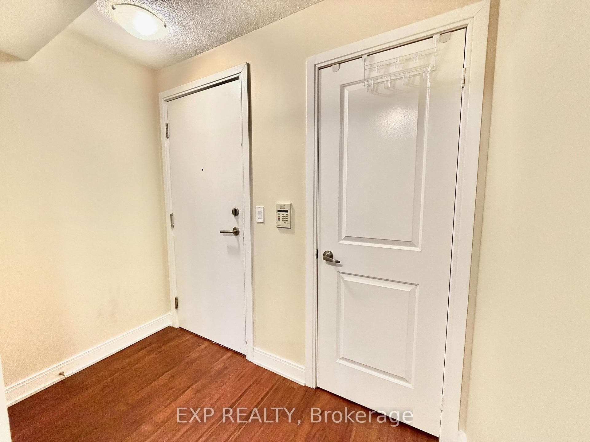 330 Burnhamthorpe Road Unit 802 photo 14