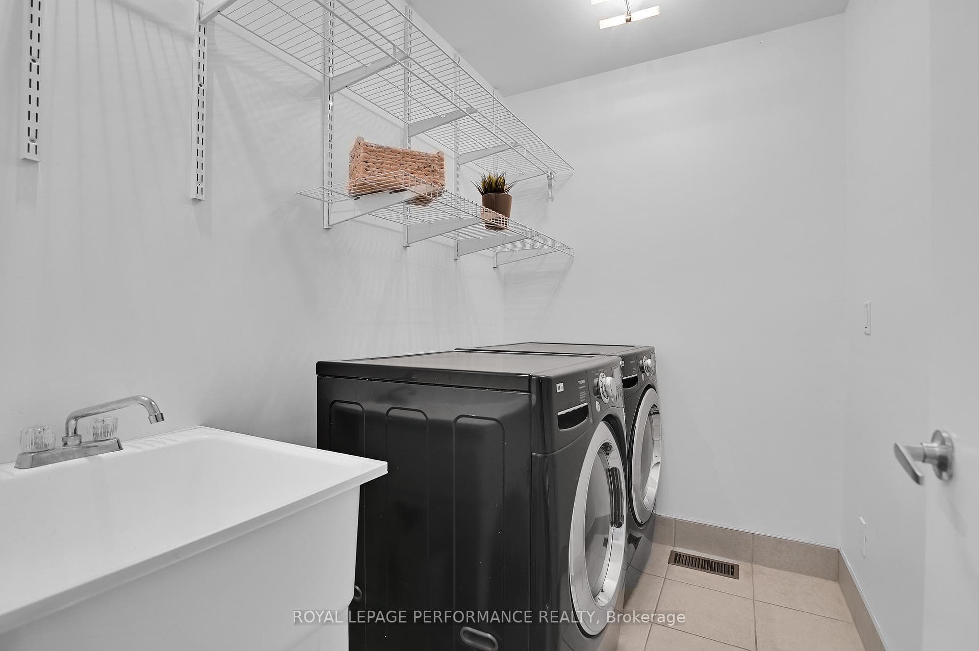 2029 Cabot Street photo 35