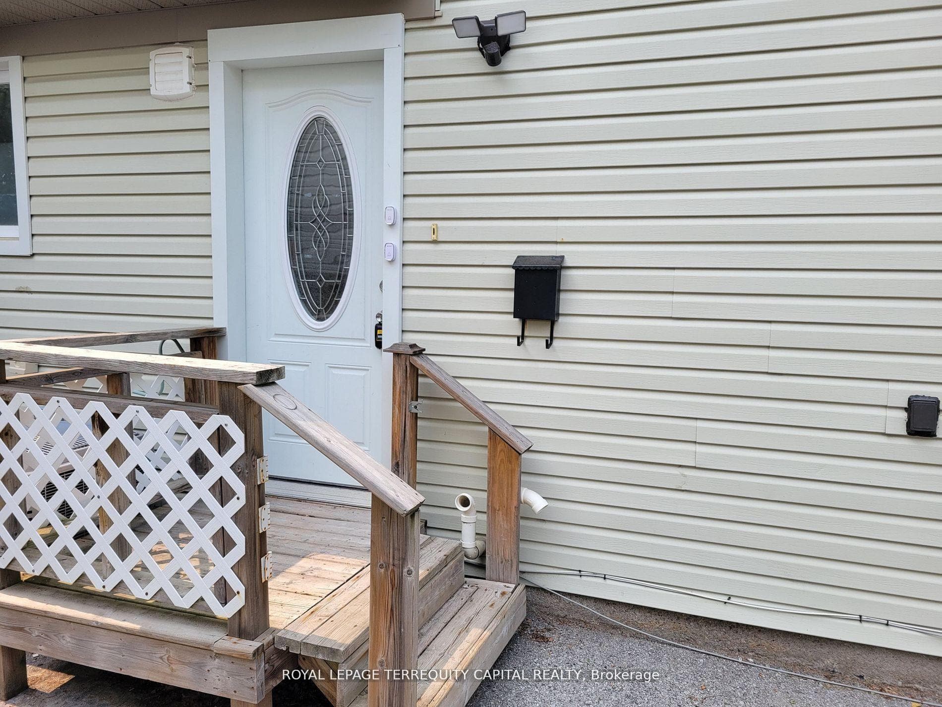 20 Mowat Crescent Unit Lower photo 2