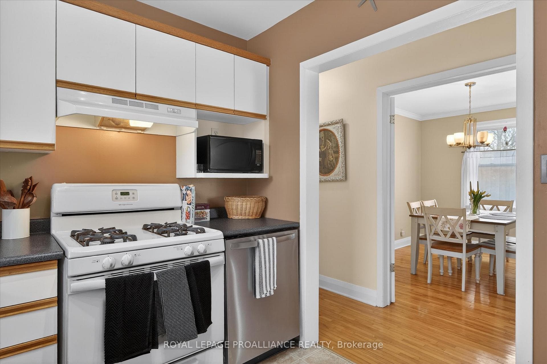 637 Beverly Street photo 9
